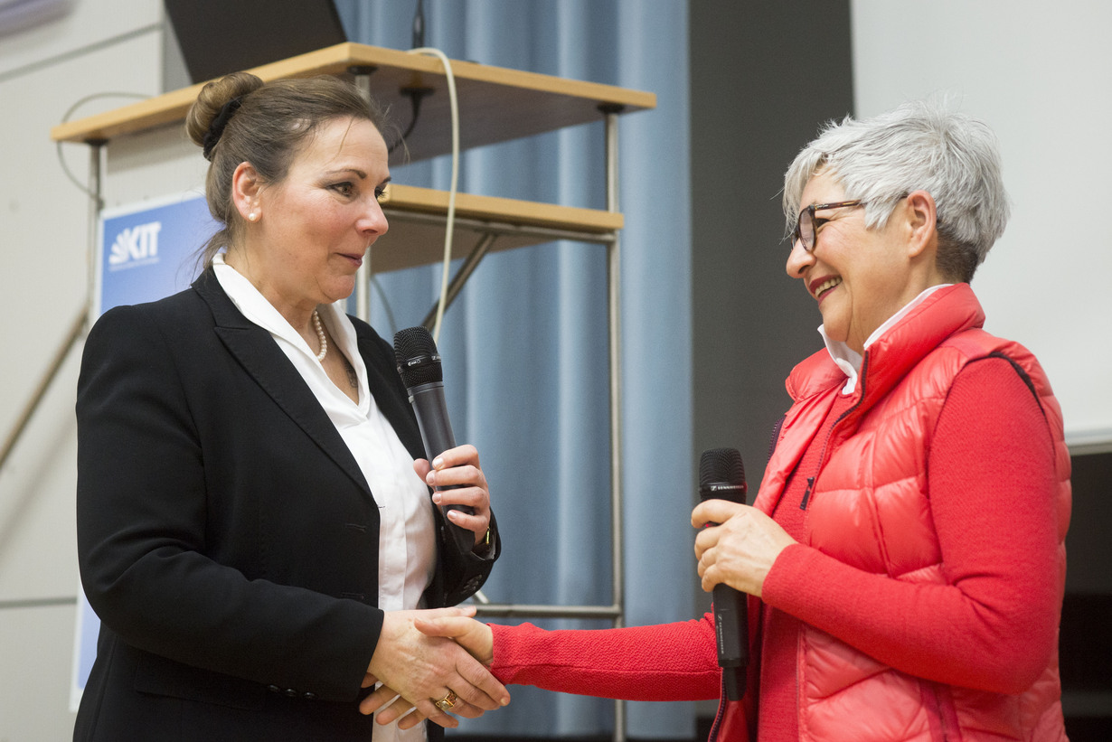Elke Krüger und Hildegard Kusicka (re.), Gastreferentin